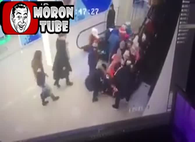 Video :Schoolchildren are caught by an escalator (Public informed)